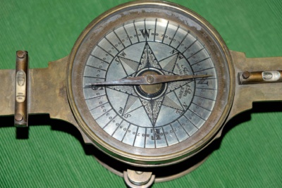 Alter Kompass, zeigt Nord-Süd-Richtung