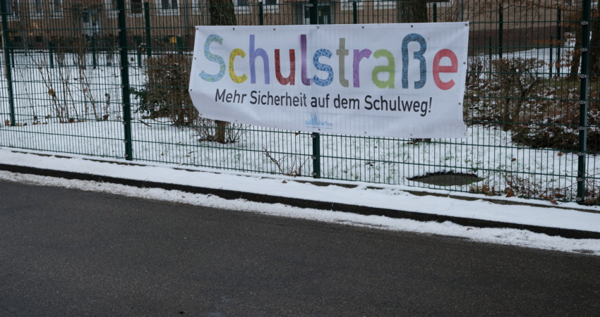 Banner: Schulstraße