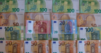 Euros Geldscheine neben- und übereinander