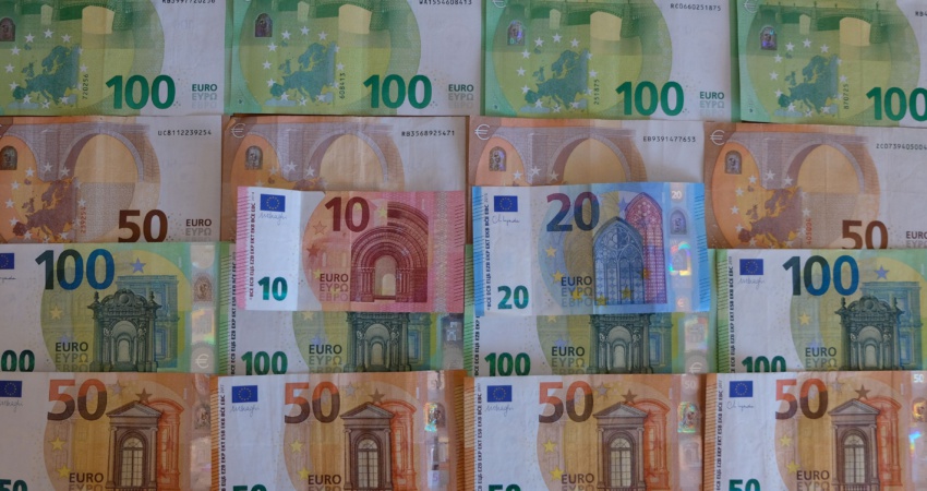 Geldscheine neben- und übereinander