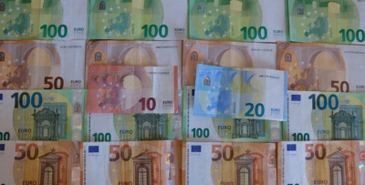 Geldscheine neben- und übereinander