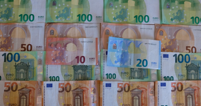 Geldscheine neben- und übereinander